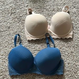 Set of 2 bras, natural and blue.